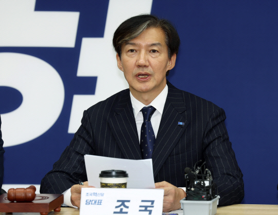 조국 조국혁신다 대표가 19일 전남 영광군 영광읍 장현 후보사무소에서 열린 현장 최고위원회의에서 발언하고 있다. 연합뉴스